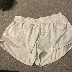 LULUEMON HOTTY HOT 2.5 INCH SHORTS - COOL WHITE PATTERN GREAT CONDITION - SZ 10